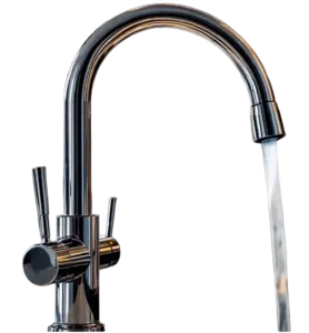 Moderner 3-Wege-Wasserhahn in Edelstahloptik mit fließendem Wasser